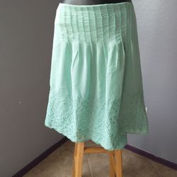 Loft pastel green size 16 skirt
Zips on the side 
Shell/lining 100% polyester

