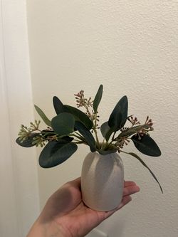 Small Target Vase With Leafs