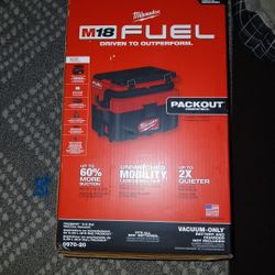 Milwaukee M18 Fuel Packouy 2.5 Gal Wet/ Dry Vacuum 