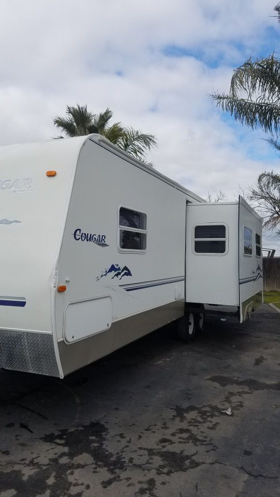 2005 Cougar 29 foot travel trailer great condition for