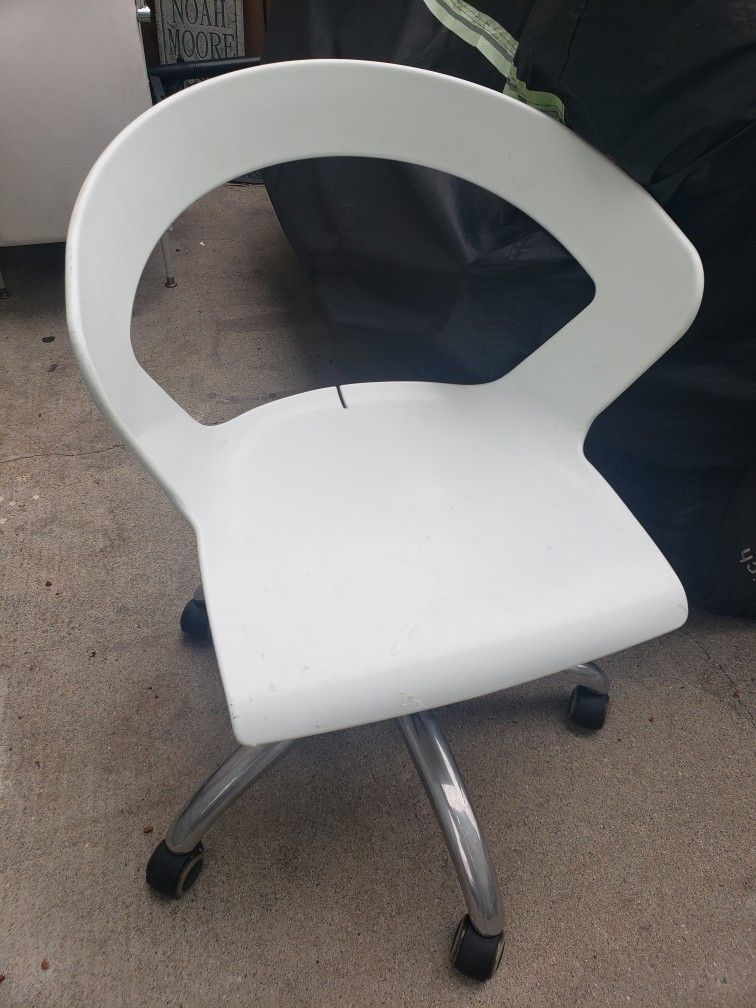 5 White Swivel Sturdy Stylish Chairs