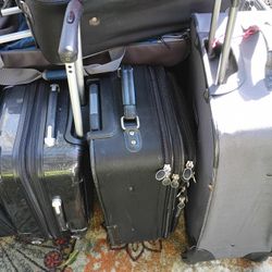 LOTS OF NICE PULL ALONG LUGGAGE 