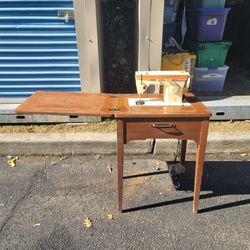Vintage Singer 362 Sewing machine With Table