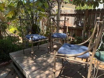 Chairs set of 3 good condition metal cute
