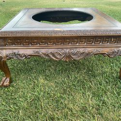 Nice Solid Table . No Glass In The Middle 