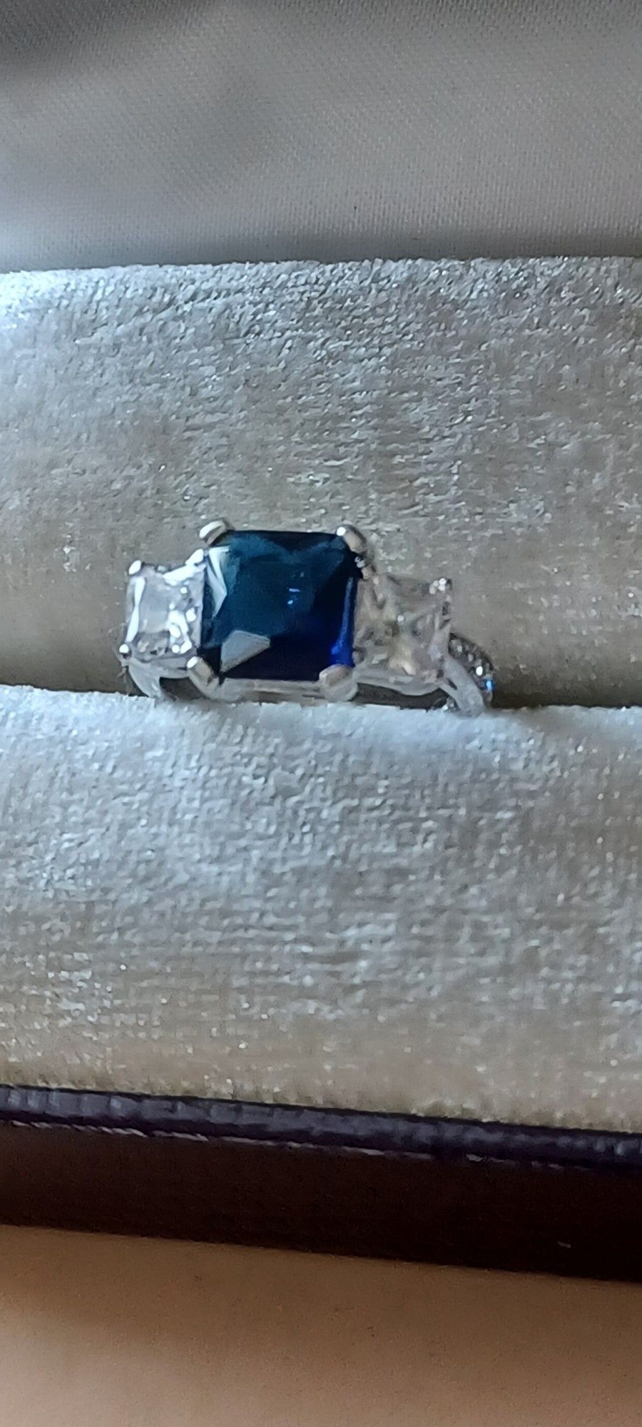 Beautiful Sterling Silver Ocean Blue Crystal Ring With White Crystal Accents Women's Size 7