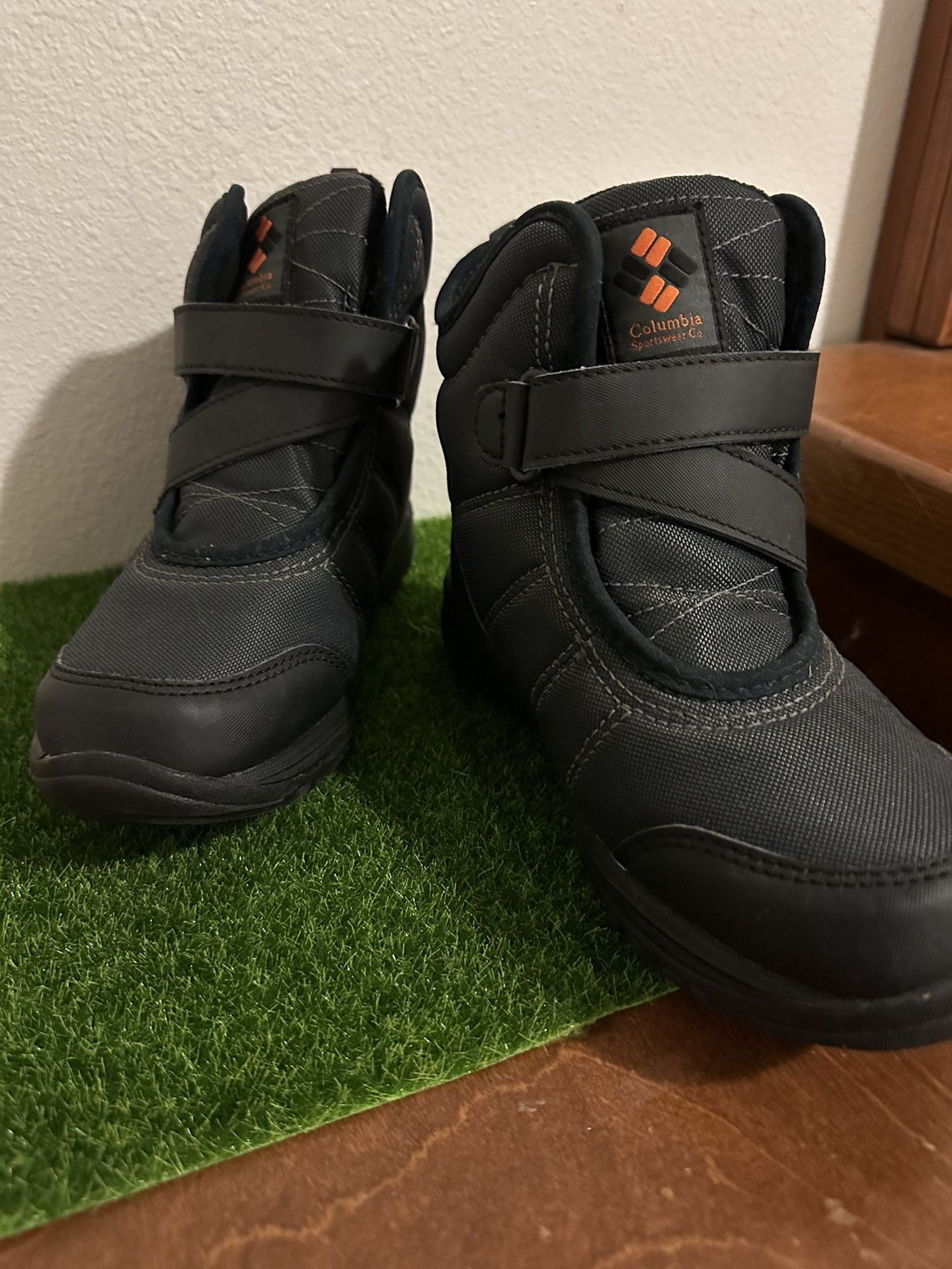 New Used 1x Boys Size 4 Snow boots