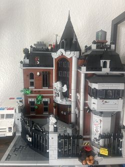 Lego Batman building with mini figures