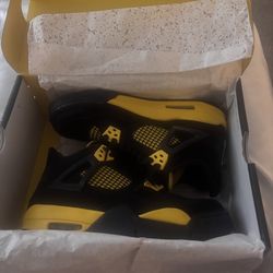 Air Jordans 4 retro (GS) Size 6Y