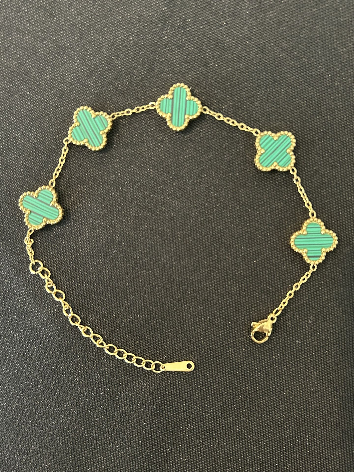 Van cleef and Arpeh Clover Bracelet (gold and green)