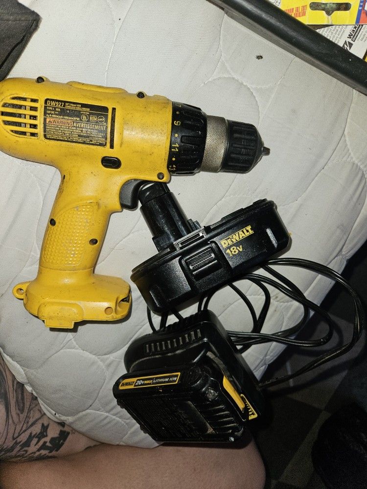 DeWalt DC970 18V Cordless 1/2" 13mm VSR Drill Driver Case Charger
