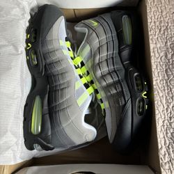 AIR MAX 95 NEON SIZE 9.5 