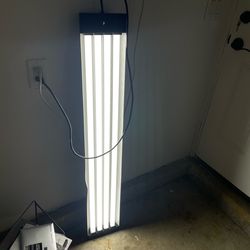 2  BRUAN LINKABLE DIAMOND PLATED LED SHOP LIGHT