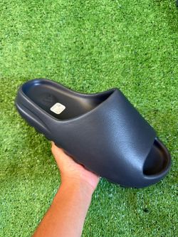 Yeezy slides size 10