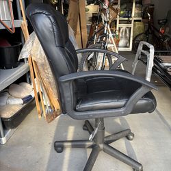 Black office chair in good condition