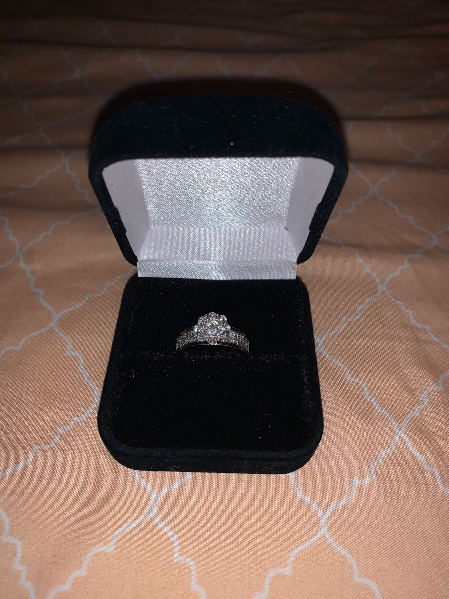 Beautiful white gold VS1 diamond ring size 5