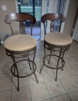 2 Elegant Swivel Bar Stools