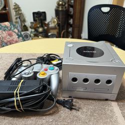 Nintendo GameCube Console & Controller w/ Cables Platinum Silver