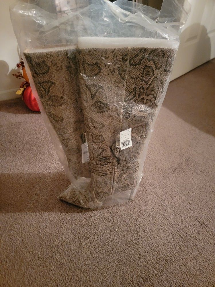 EXPRESS Ladies Snake Print Boots (Brand New)