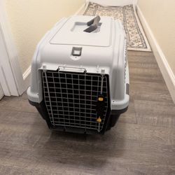 Dog Kennel Small/Medium. Like New!