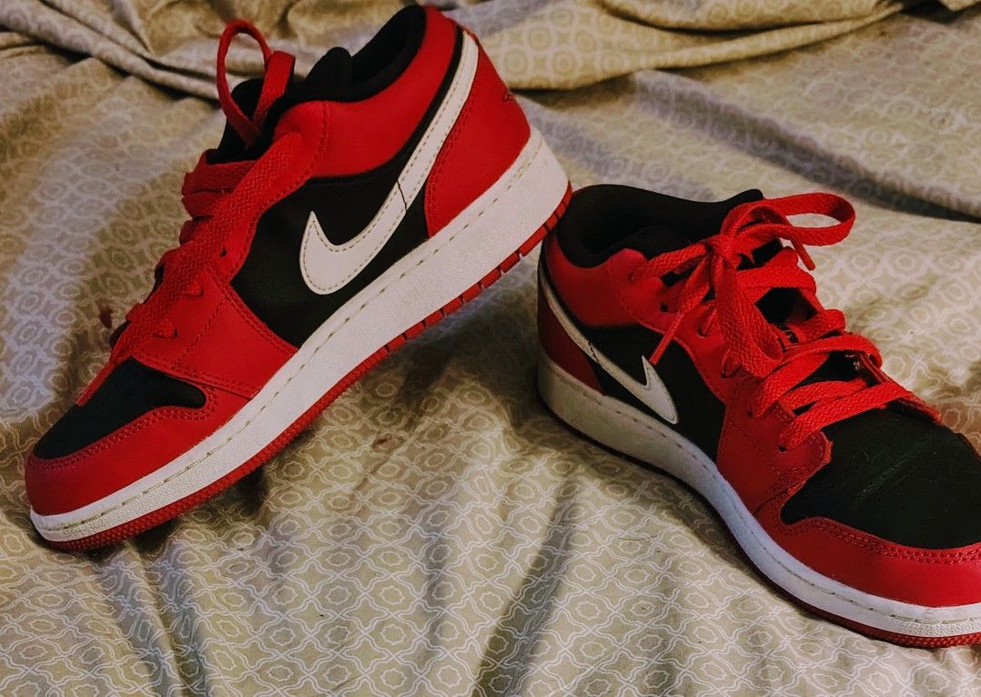 NIKE AIR JORDAN 1. low.Size 5.5youth. Red Black White