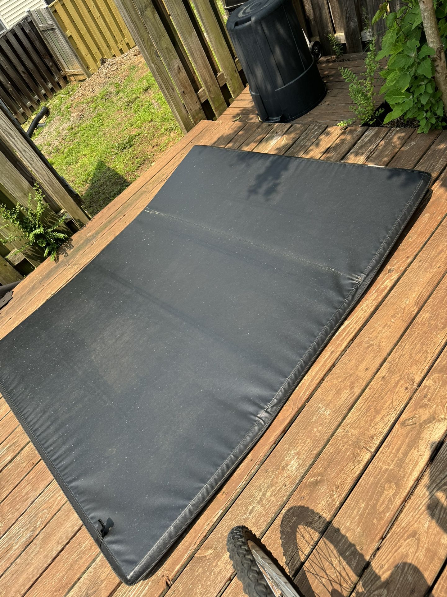 Toyota Tundra 6.5’ Tri-Fold Tonneau Bed Cover – Great Condition