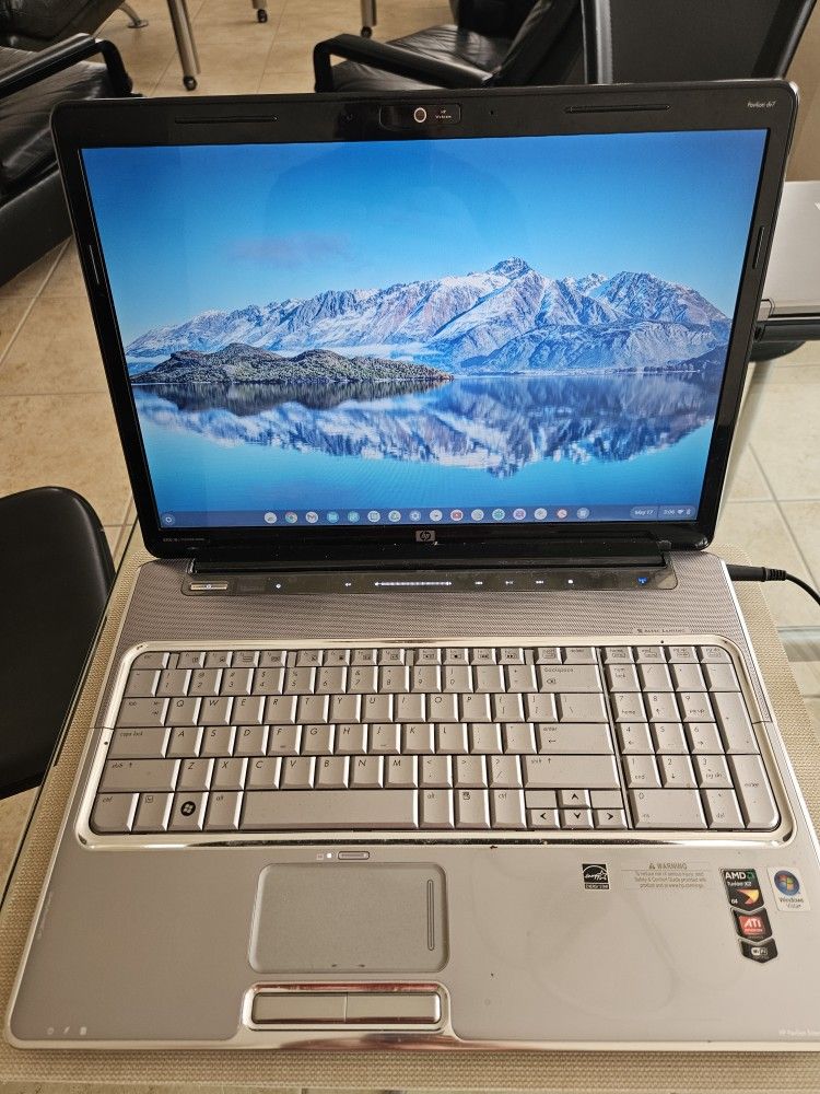 HP Laptop. (SUPER CLEAN) 17" Screen 