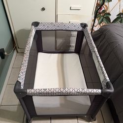 Qutanix Baby Playard / Pack & Play – Great Condition