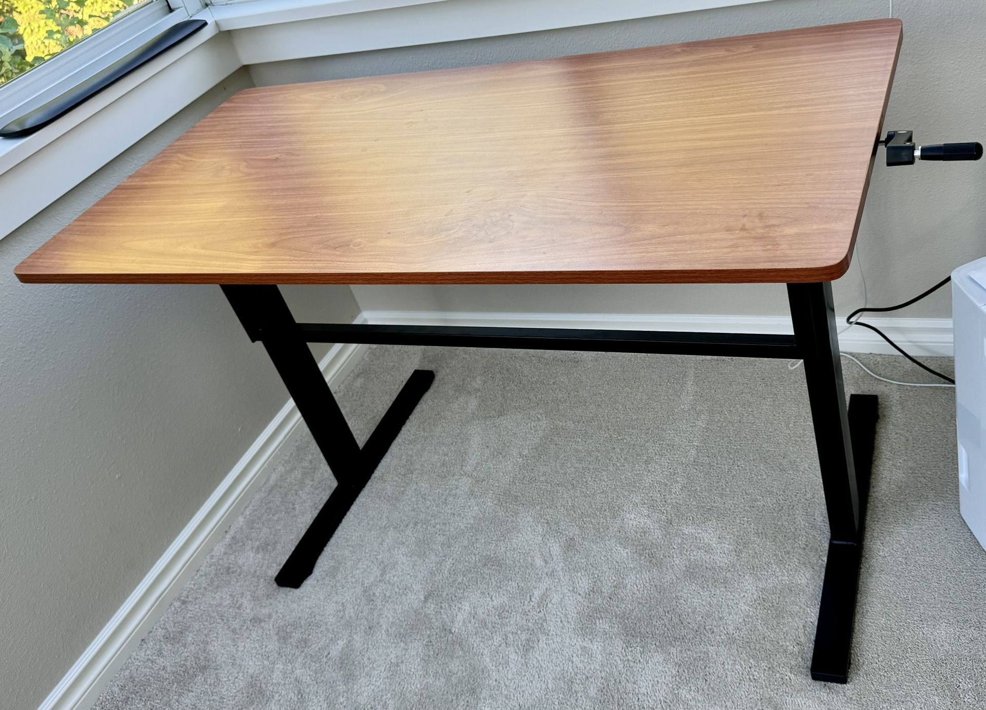 Adjustable Computer Table
