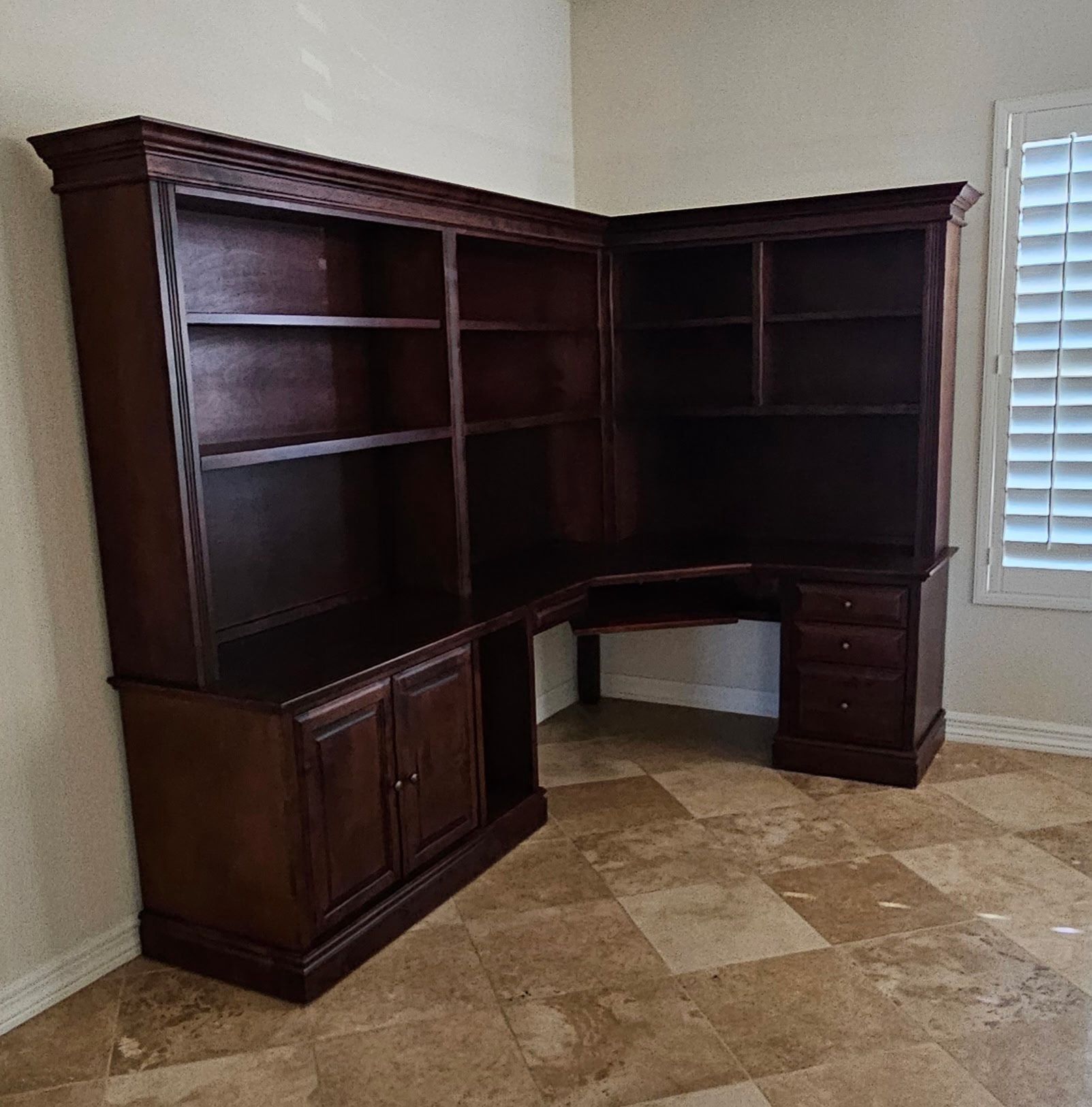 Large Executive Corner Desk & Hutch (9' x 5.5')