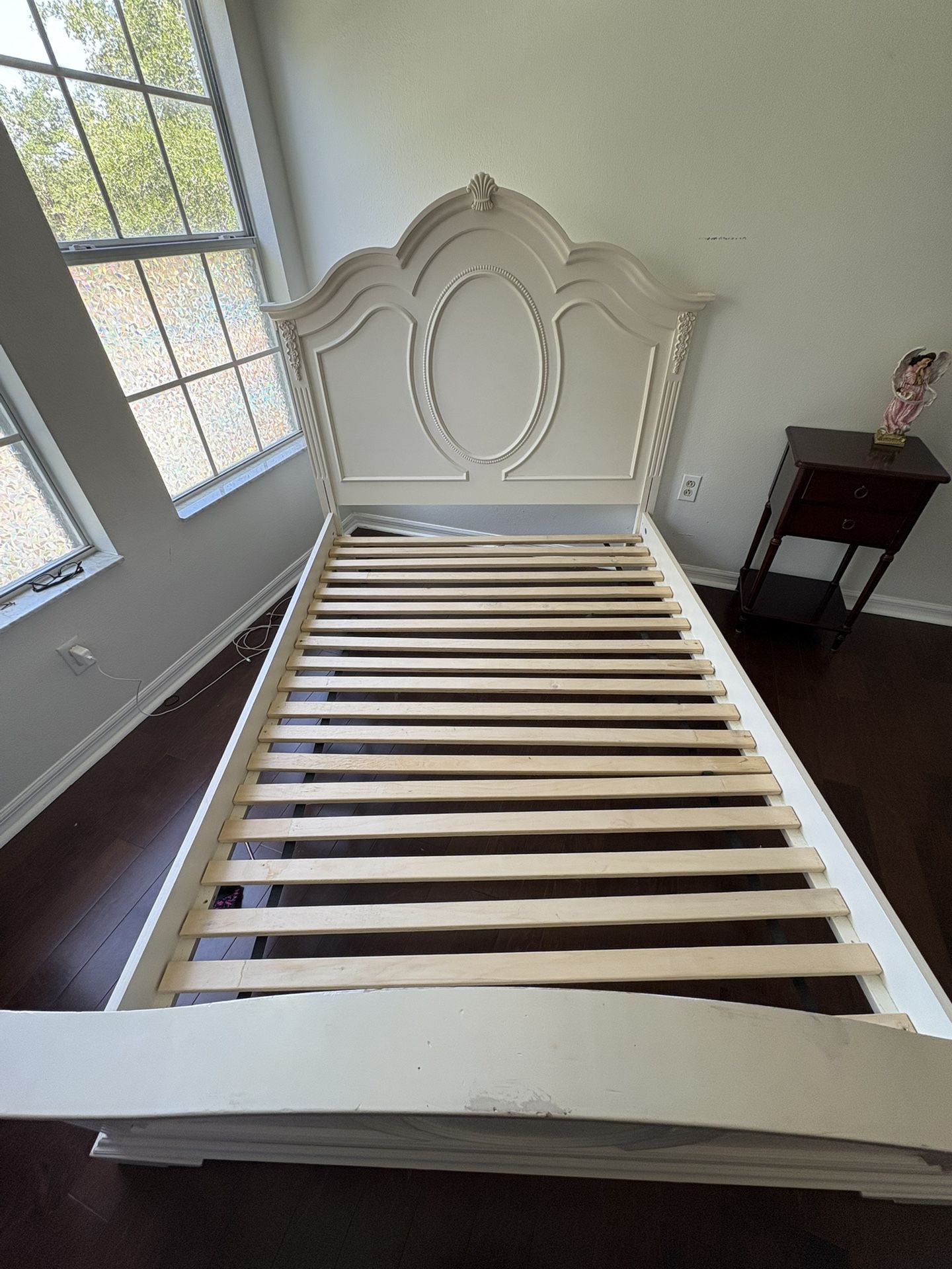 Full size Bed frame Victorian style