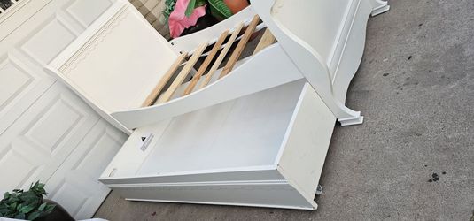 ** Beatiful CafeKid Wooden Sleigh Bed frame with Trundle**