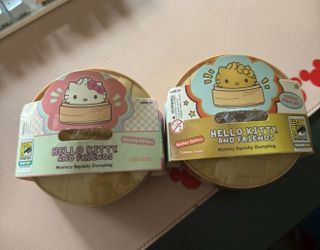 Hello kitty x dumplings sdcc gold glitter and gitd