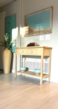 Beautiful accent table/console table with 2 drawers