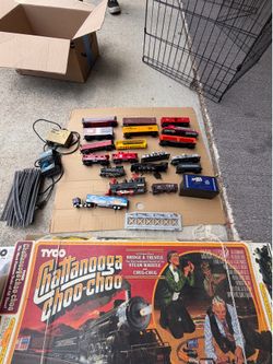 Vintage Tyco HO Scale Train Lot – Cars, Locomotives, Track, Power Pack & Original Chattanooga Box