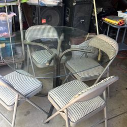 Table with 4 chairs in good Condition