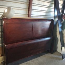 🥰QUEEN  SIZE WOOD SLEIGH BED  FRAME  IN CHERRY WOOD  COLOR🥰