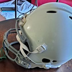 Riddell.    Helmet.    Size Medium