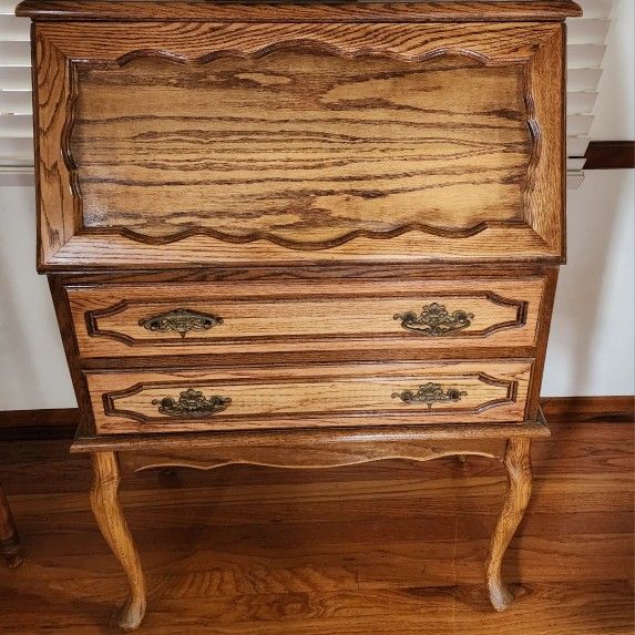 Oak Secretary Desk - Stylish and Sturdy