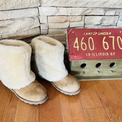 UGG  Size 6 Women’s Boots Excellent Condition  Genuine Leather And For for