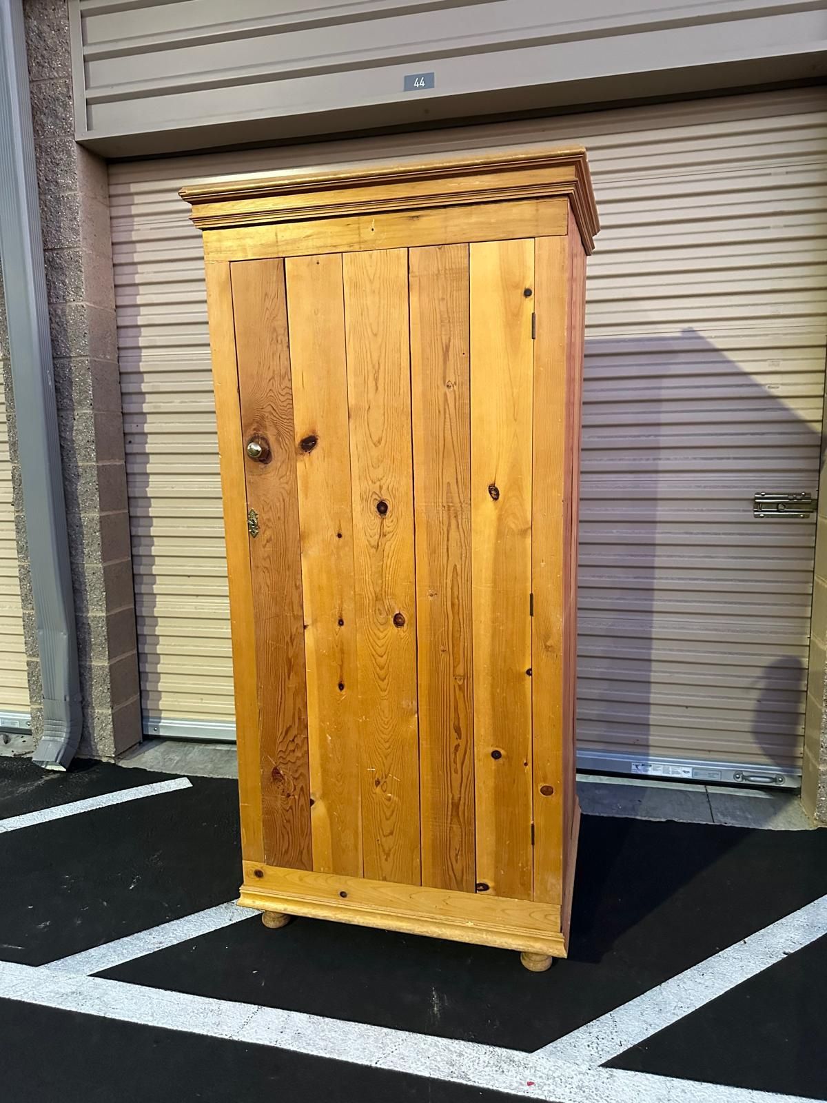 Pine Armoire cabinet, pantry cabinet with key /gabinete de pino tipo armario con llave