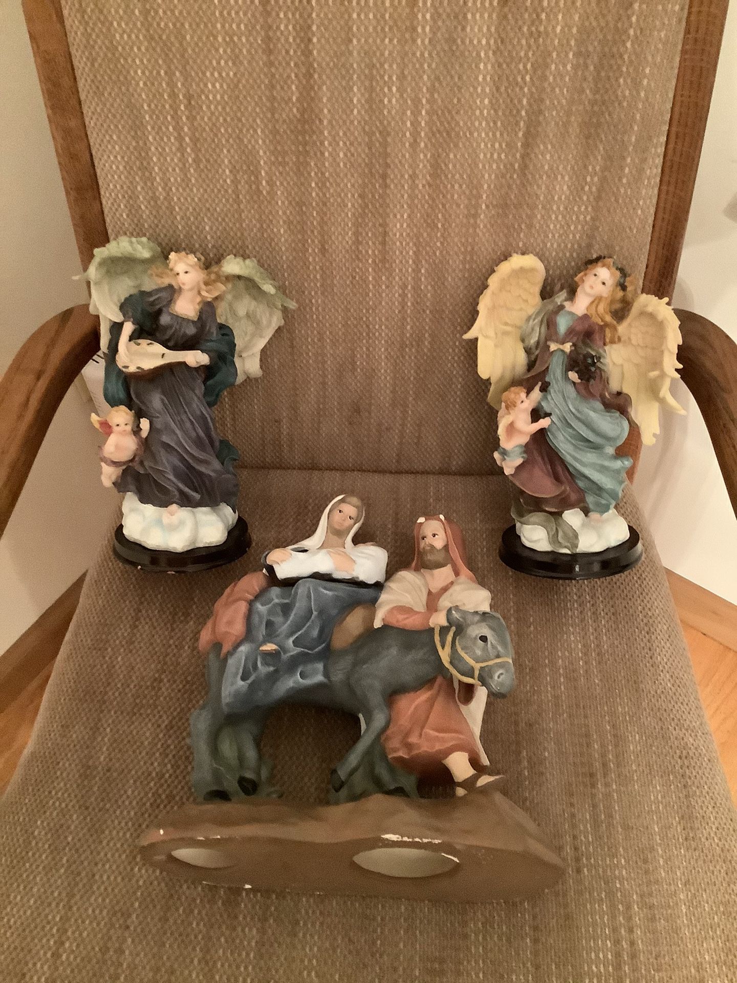 Manger And 2 Large Angels ( Ceramic)