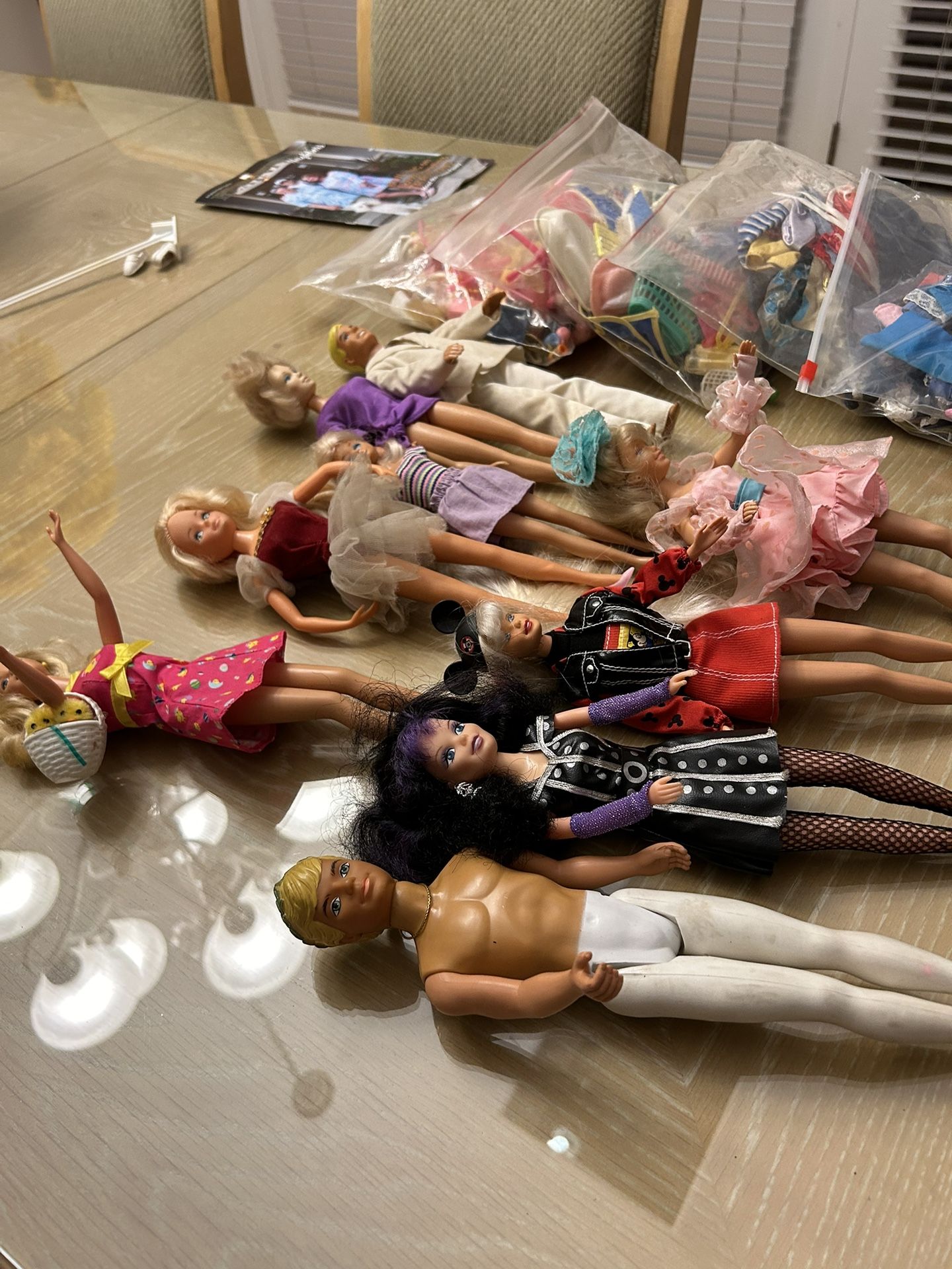6 Barbies 2 Ken Dolls