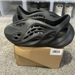 Sz. 12 Yeezy Foam RNR Onyx 