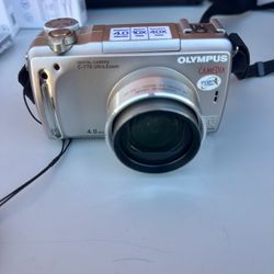 Olympus C-770 Ultra Zoom 4.0MP Digital Camera 2 Batteries, Charger, SD Card Case 