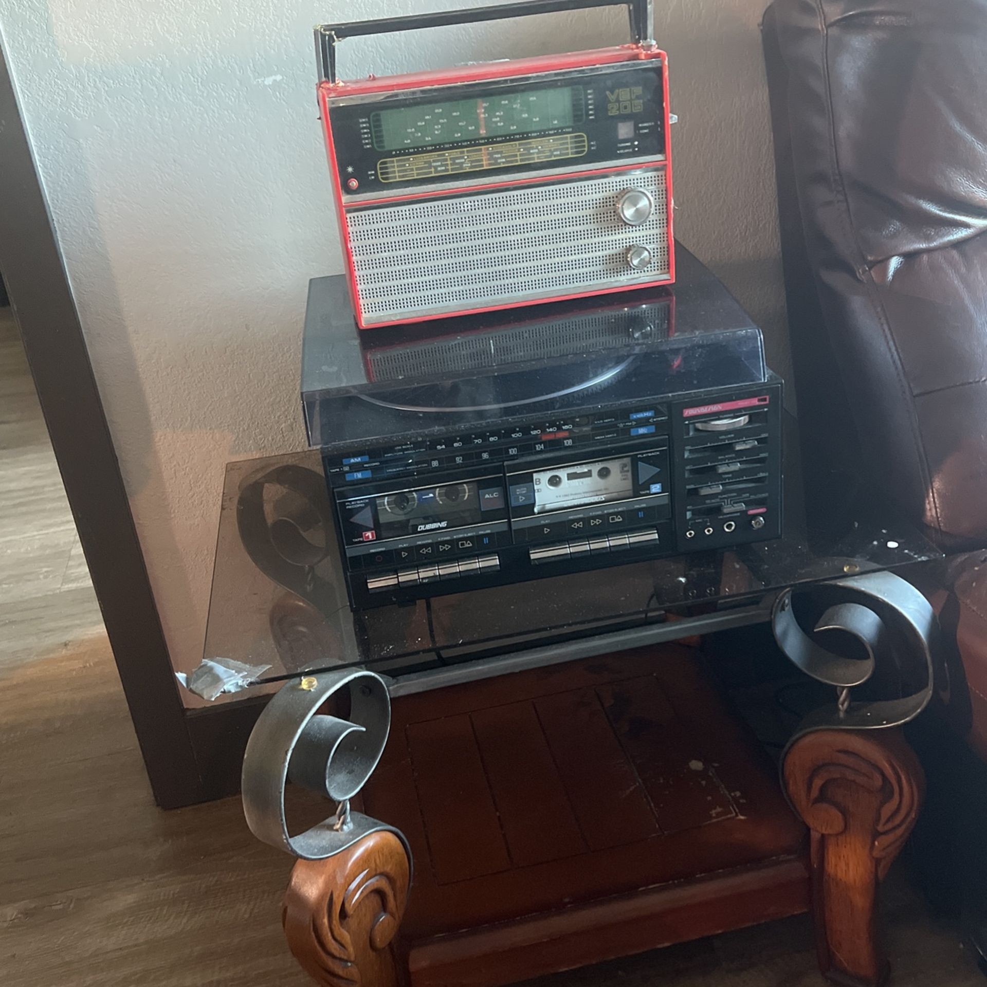 Equipo De Música Radio Y La Mesita Todo $130