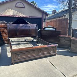 CAL KING Bedroom Set