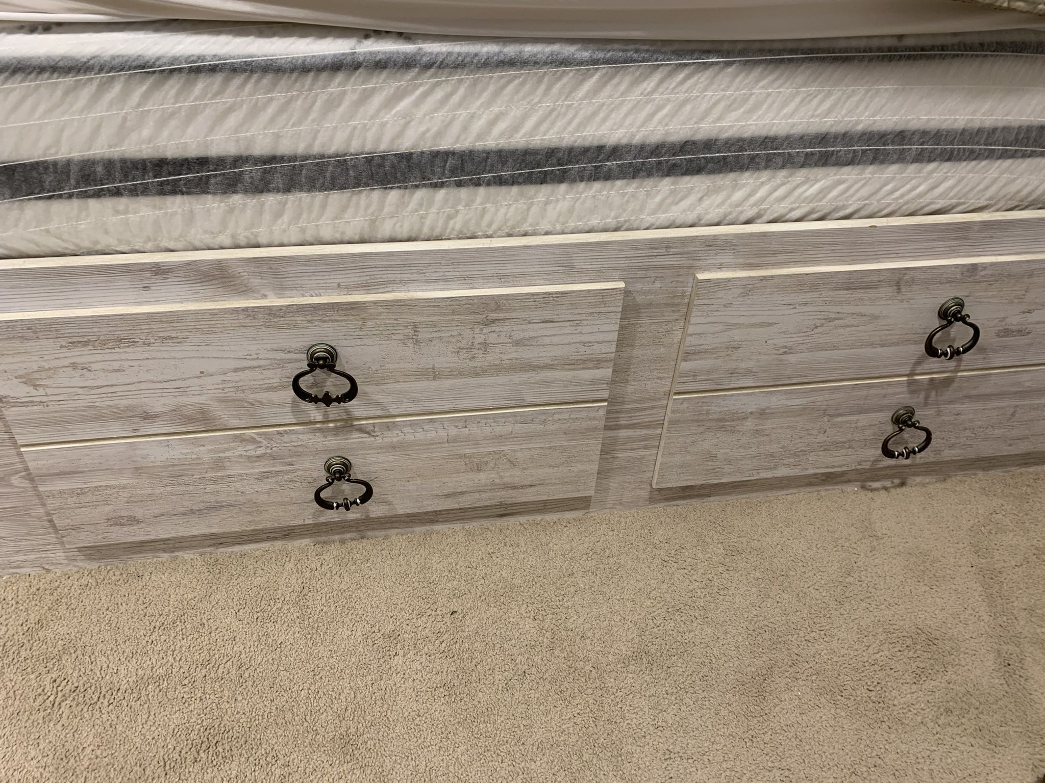 Twin panel bed with 2 storage drawers and mattress. Very good conditions!