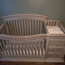 Crib with Drawer Storage