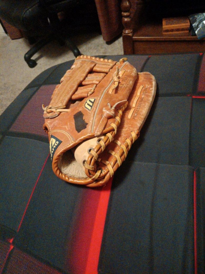 Mizuno MM 1300 Max Flex Professional Model baseball glove.